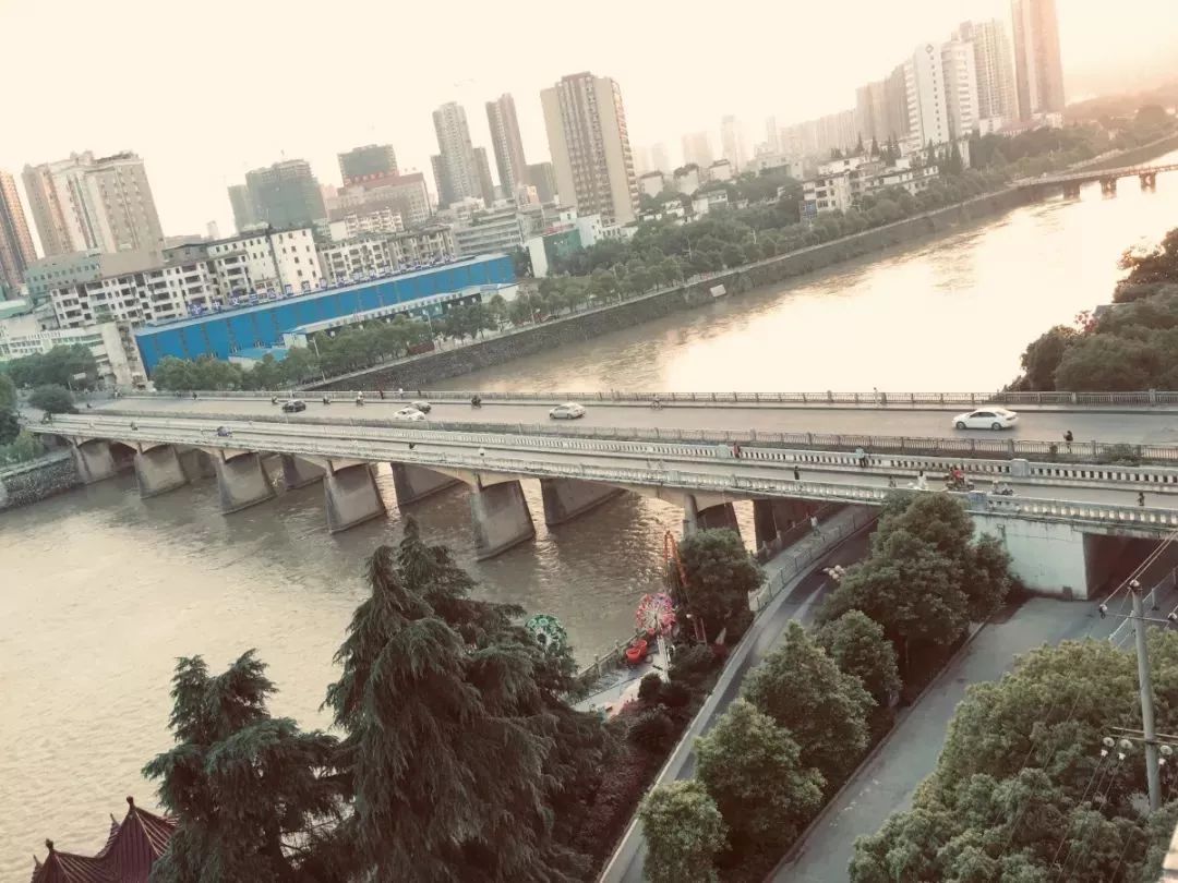 图为双桥之秀江大桥当年的通车仪式.