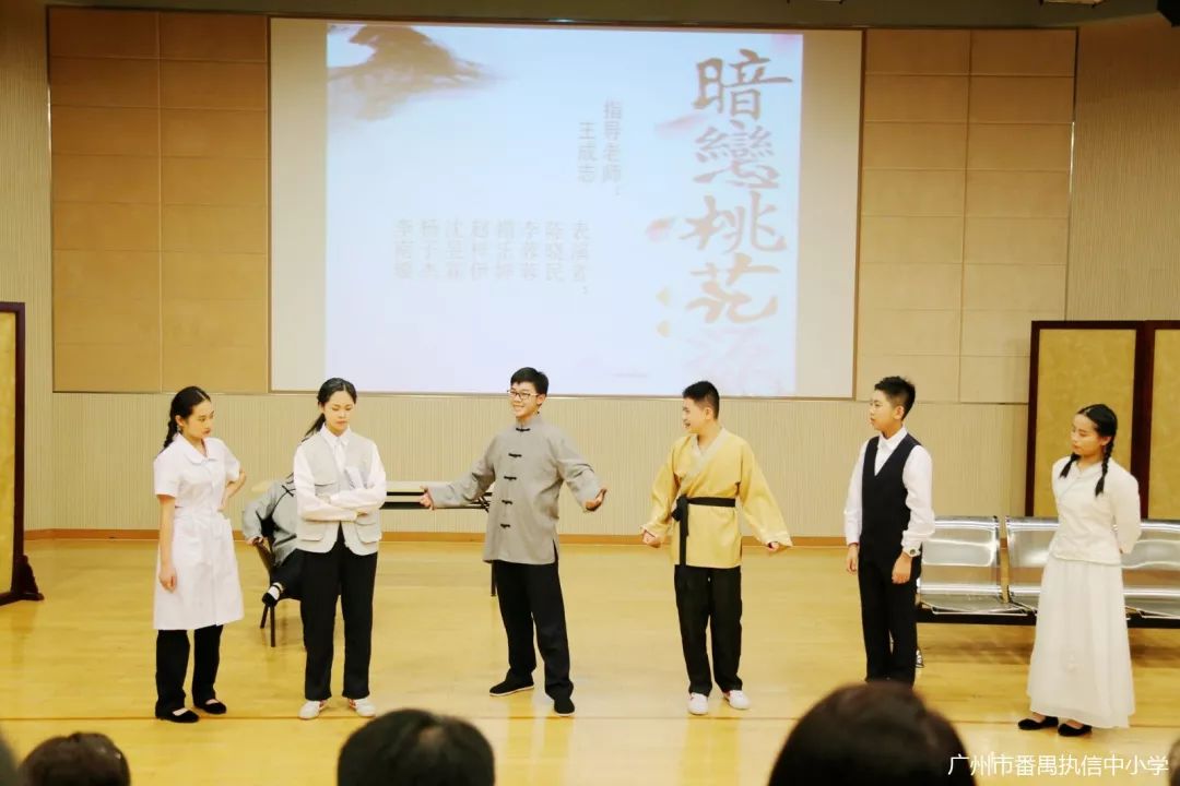 禤乐婷,赵梓伊,沈昱霖,杨子杰,李南璇▲话剧《暗恋桃花源》演出:陈灿