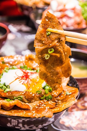 美食街最旺的丼饭牛五花肉片直火烧肉肉质好堆得又高又满