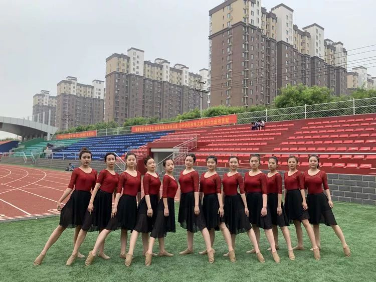保定容大中学动之美啦啦操队在保定市首届中学生啦啦操比赛中荣获团体