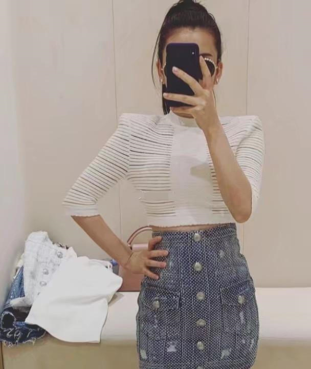原创天王嫂方媛产后首晒照,牛仔短裙小蛮腰,腹部平坦身材恢复如初