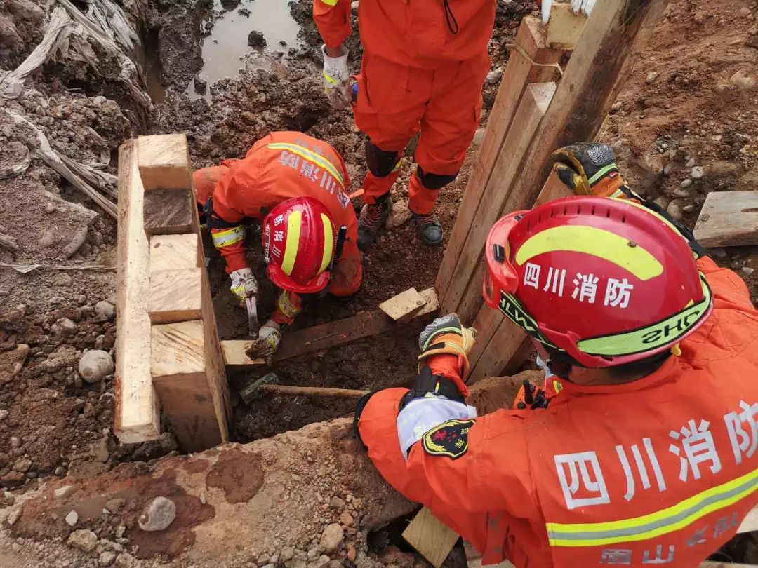 四川省消防救援总队举行2019年度"蓝色使命"大型地震救援拉动演习