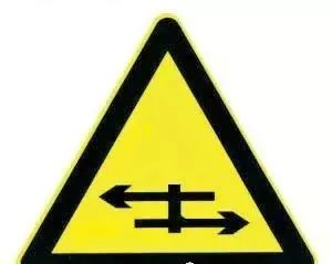 这两种警告标志用以警告驾驶员注意前方交叉路口是分离式道路.