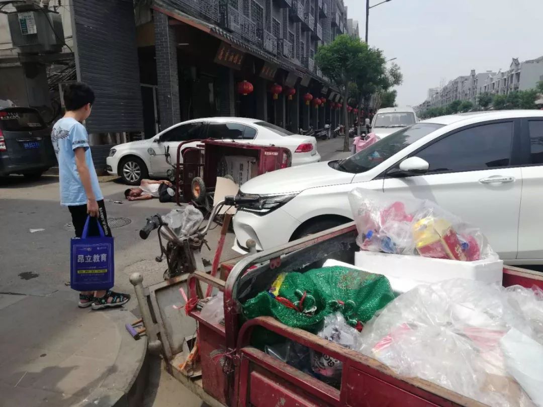 【关注】禹州市颍河大街发生一起车祸!一男子受伤倒地