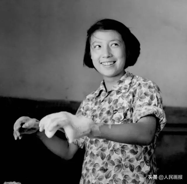 日常逗乐,嬉闹即使在洗衣服时,她们也依然照旧.