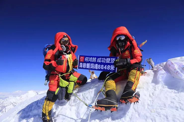 特写| 重庆女子登珠峰人,也是今年全世界首位登顶