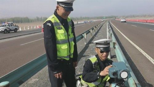 高支队奎屯大队对辖区道路开展流动测速