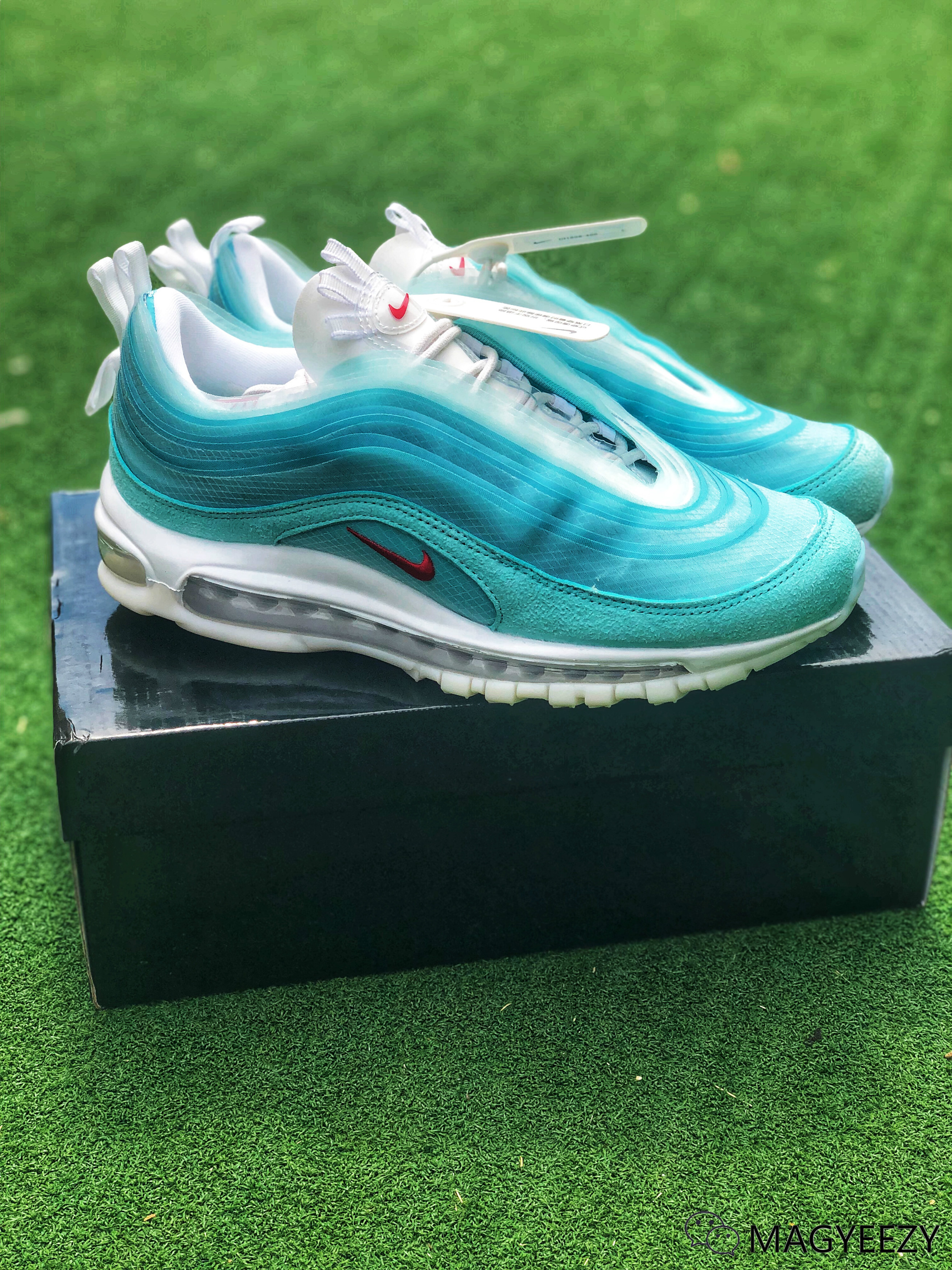 双鞋子这双犹如艺术品般的 air max 97 设计灵感围绕「上海速度」展开