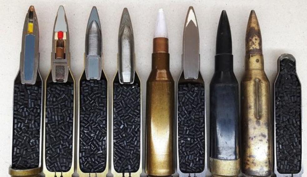 在部队最常见到的是这种普通的无色子弹,铜套包着铅芯或者钢芯.