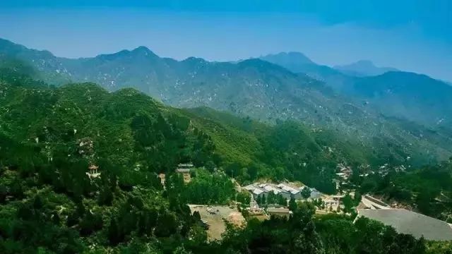 横山湖东起横山岭,碧波晴日,天水相接,银光映着苍穹,白云在浪花里浮动