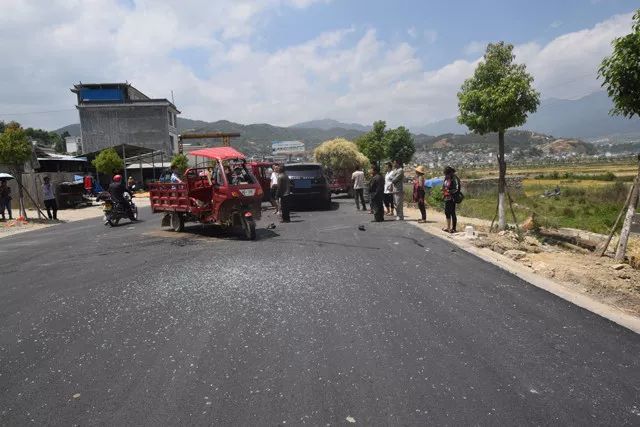 大理云龙:路虎车"三面受敌"祸从天降