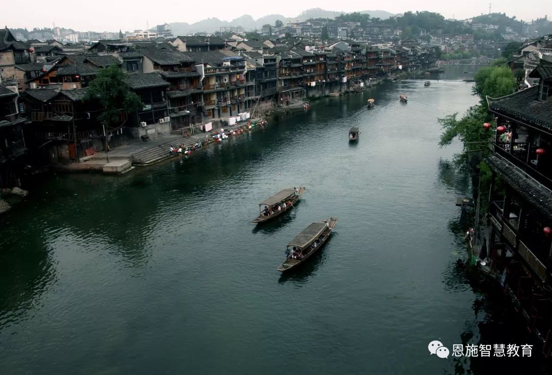 以《边城》为代表,沈从文在湘西系列中借助乡村生命形式的美丽,提出人