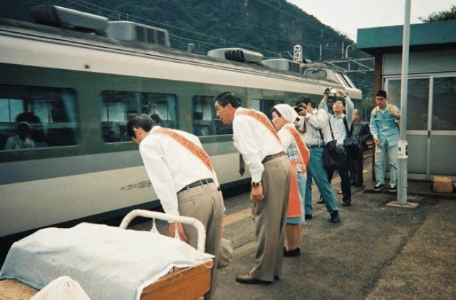 原創
            日本的知恥文化，警察找不到兇手引咎辭職，火車出事故負責人自盡 旅遊 第1張