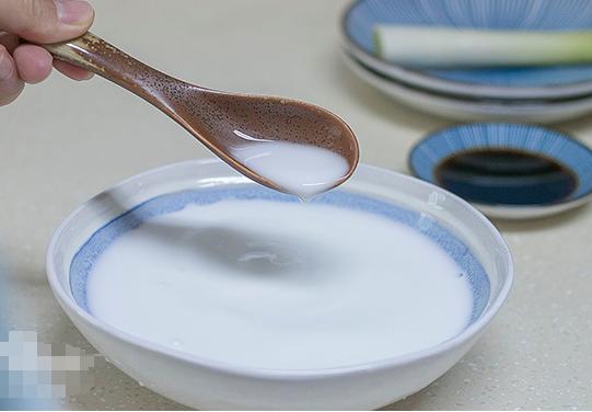只要掌握好比例,这样才能制作出好吃的凉粉来,后面再根据自己的口味