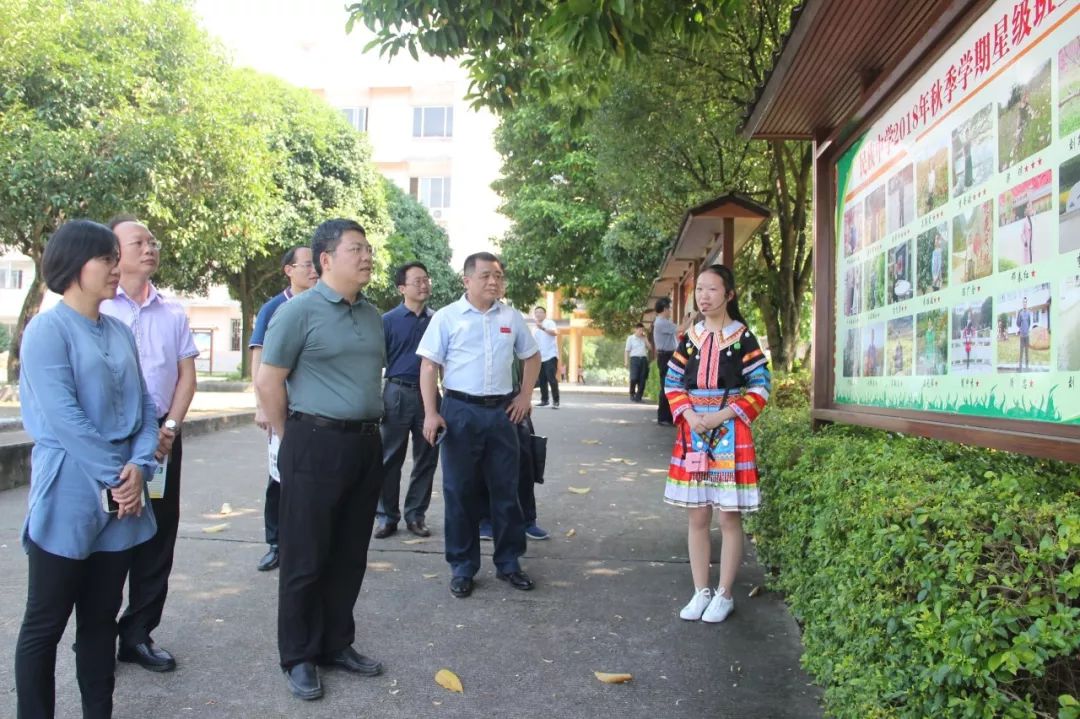 当天下午,孙大光一行来到县民族中学,认真听取汇报,实地查看该校