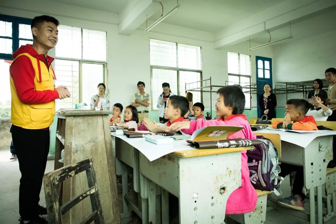 一所只有六名学生的学校，今天笑声爽朗~~
                
                 