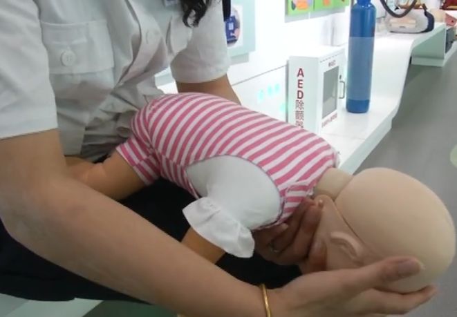                     男婴突然没了心跳，没办法救了！因为奶奶给他吃...