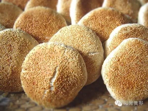 在邱县,有个香脆可口,甜而不腻的美食,叫吊炉烧饼.