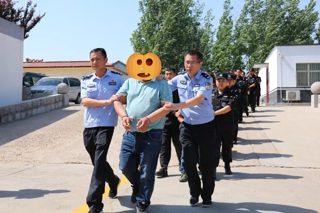 凌晨,临沂100余名警力围捕涉恶犯罪团伙!