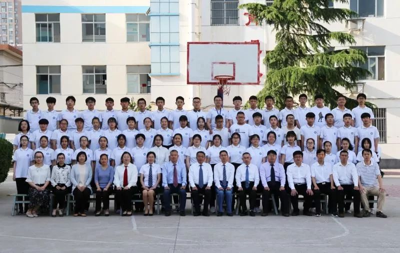 龙山中学校园定格十五岁青春正当时肥城市龙山中学初三年级毕业照合影
