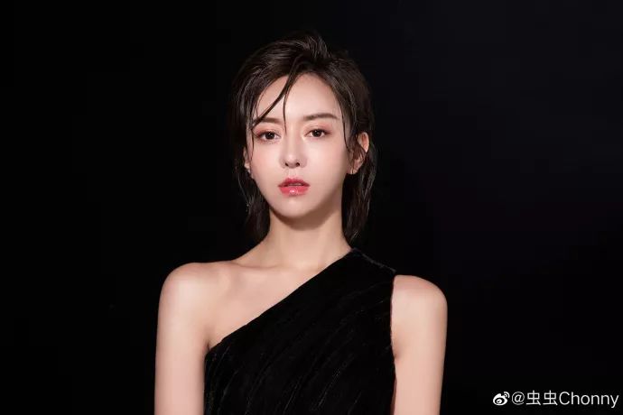 因小丑妆爆红的美妆扛把子,分享整形经历圈粉,而真人山根太假 凯发国际娱乐网