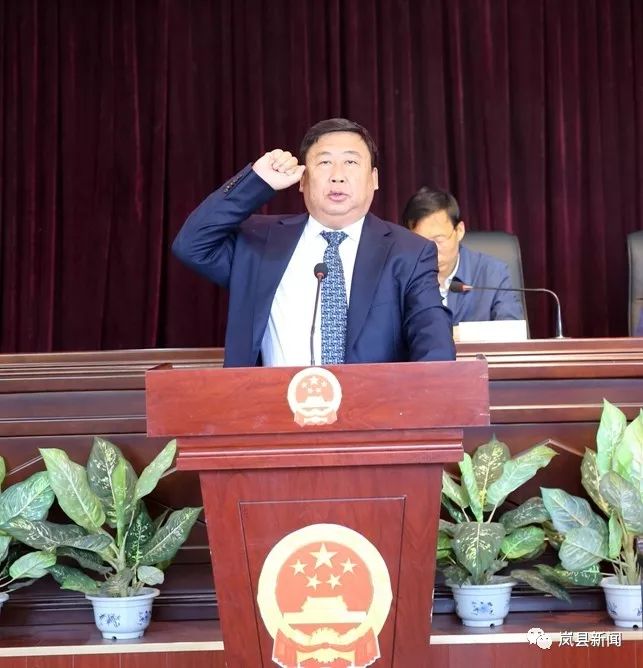 县人大常委会主任尹永平指出,希望新任职人员要严格遵守宪法和法律的