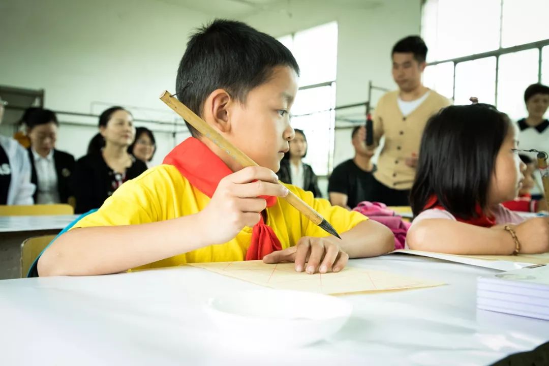 一所只有六名学生的学校，今天笑声爽朗~~
                
                 