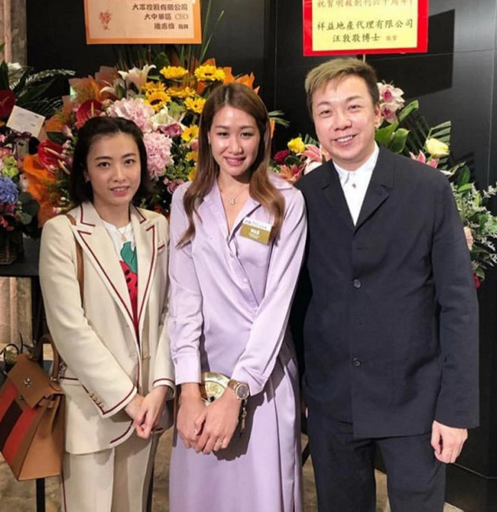 原创四百亿富婆甘比现身开会,发型邋遢像村姑,十几万衣服穿成地摊货