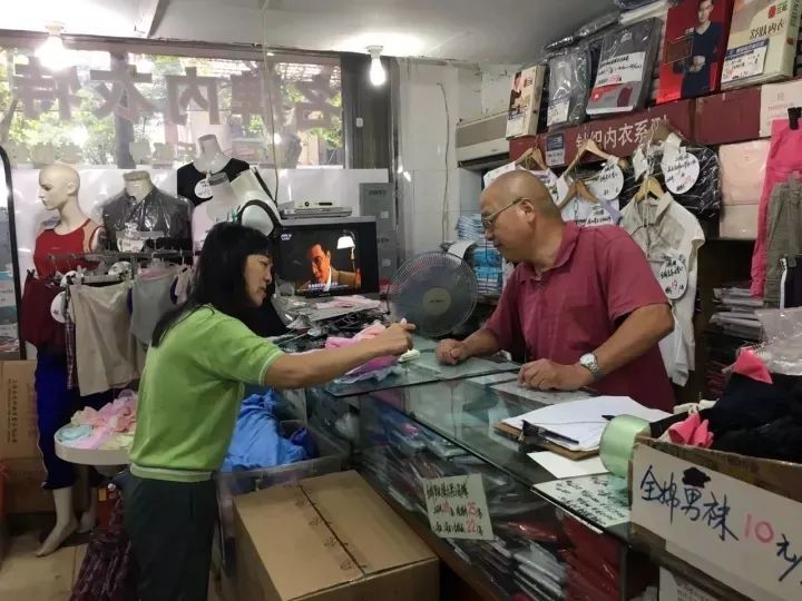 老伯伯内衣店_慈祥老伯伯的图片