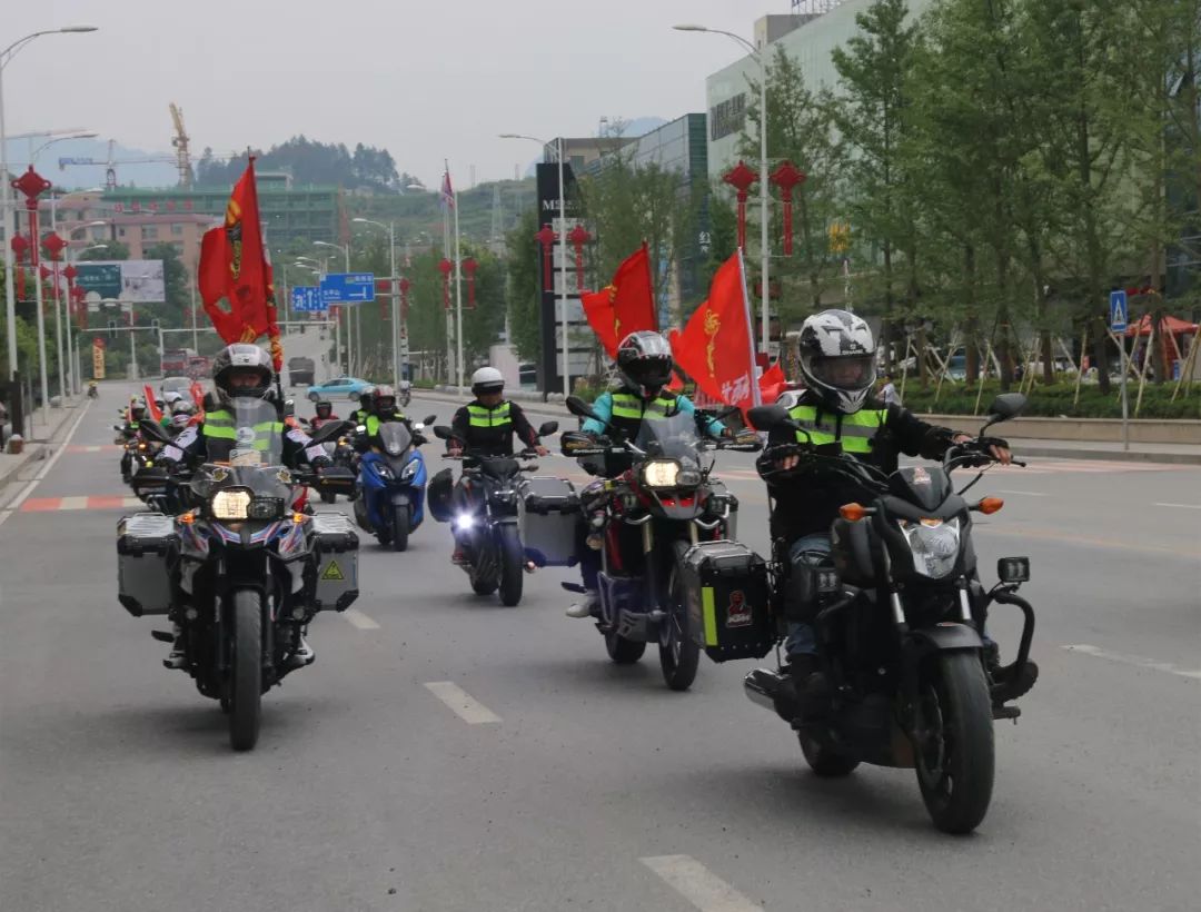 桑植车队完成旗帜传递使命返程,龙山,来凤车队一起出发前往下一目的地