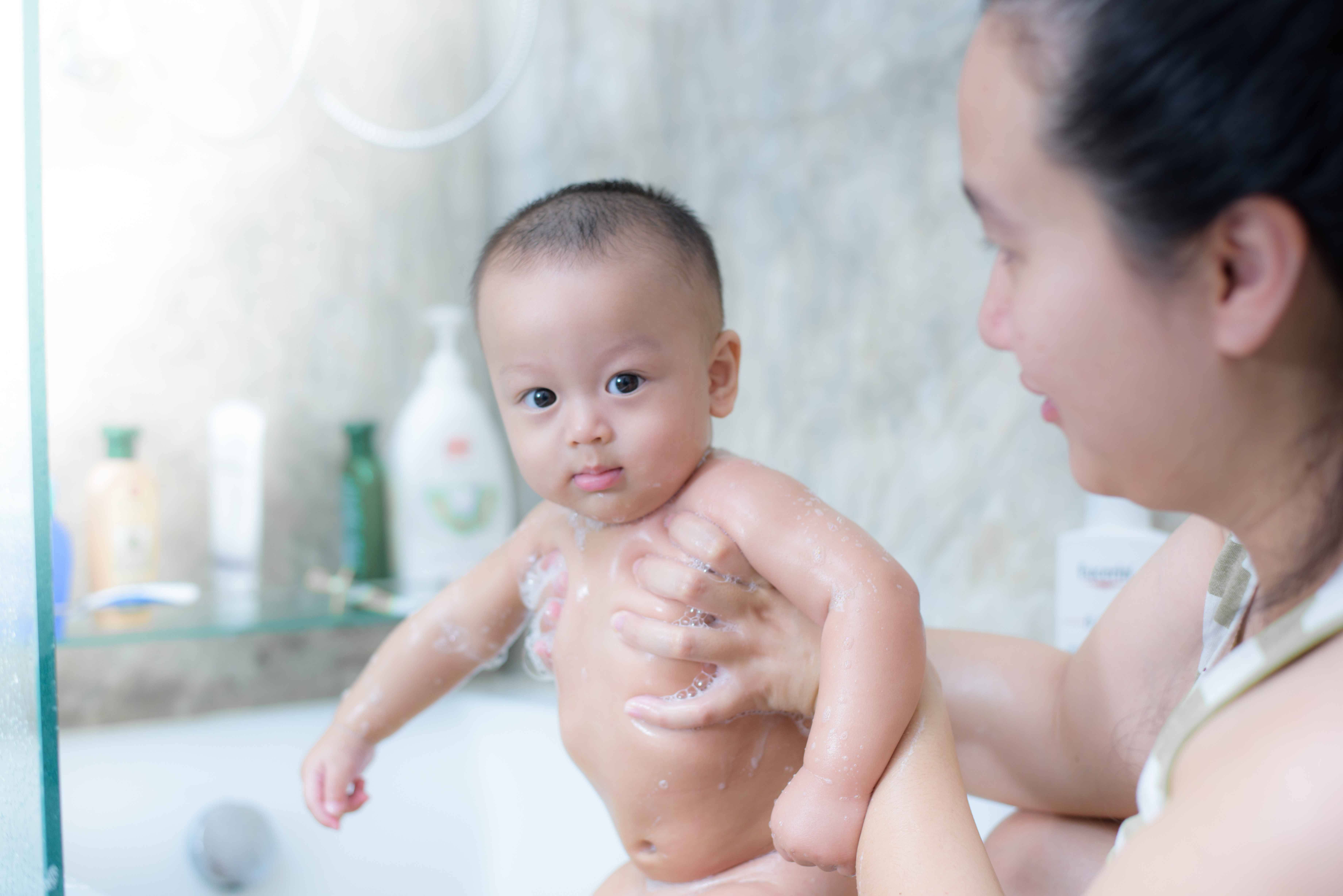                     妈妈的一个疏忽，宝宝洗澡差点丧命！无知到底有多可怕...
