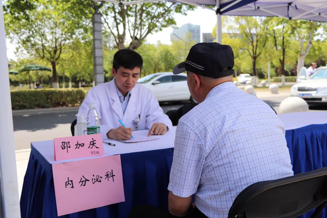 邵加庆学长义诊进行时在采访邵加庆学长(93级 南京大学医学院附属