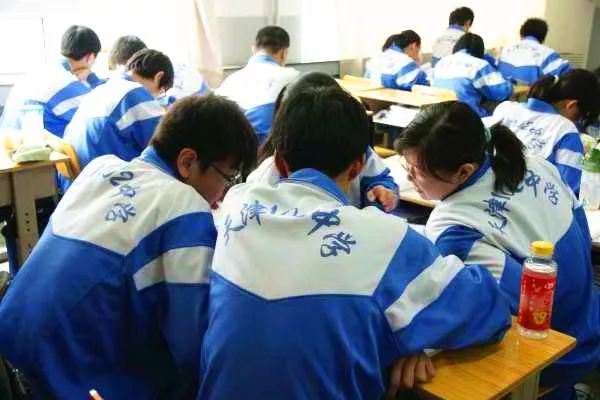 天津27所中学校服火了网友校服除了丑没有缺点