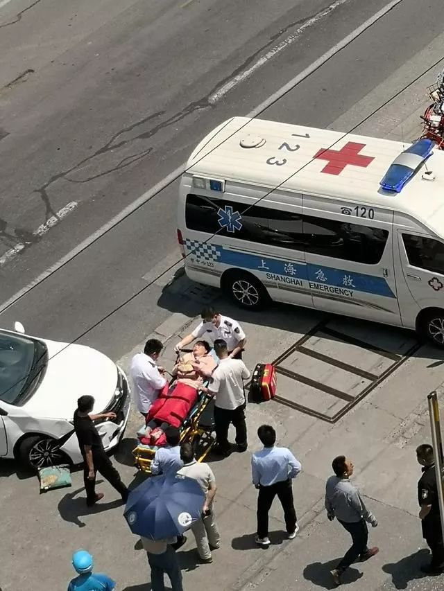 120救护车送走伤员,钟秋凌默默返回工作岗位