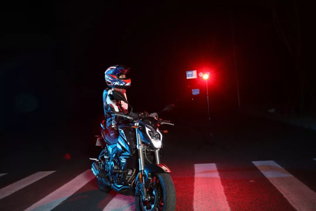 这个95后,第一辆车买了无极500r