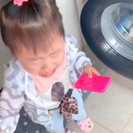                     宝宝发现被子被洗了，气得直跺脚，无奈之下的决定把奶奶萌到了