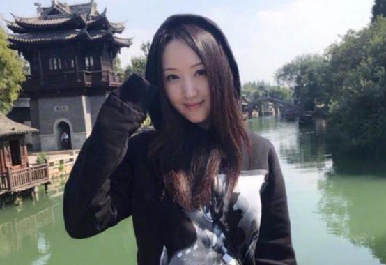 她是甜歌王后当红时与赖文峰相恋最终为情所伤单身至今