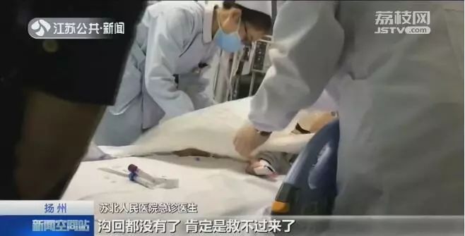                     扬州一男婴没救过来！只因奶奶喂了…“我没命地抠，都没抠出来！”