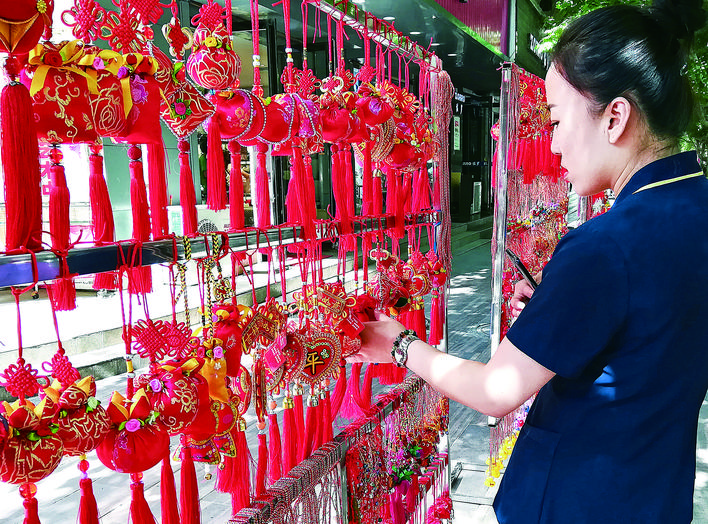 又是一年端午节 垣曲街头香包飘幽香