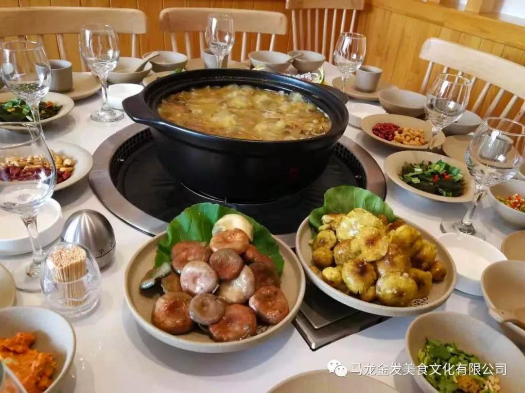 绝不用汤料粉,添加剂3种锅底任选,店里自家熬制马龙特色深沟鸡,排骨