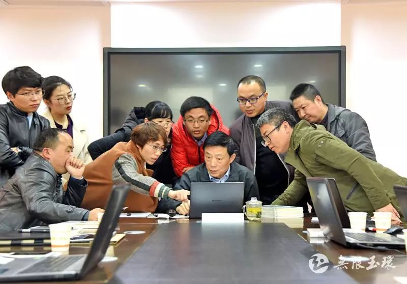 今天的浙报台报都在头版位置为玉环这位功勋教师点赞