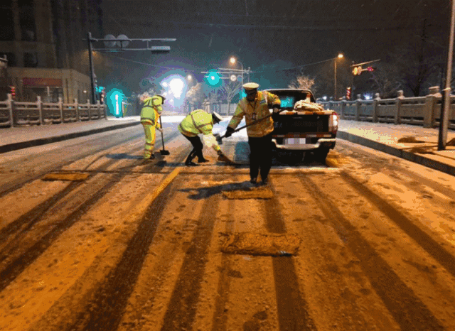 大雪降临时, 他们不分昼夜搬运倒伏的树枝, 铲雪,撒盐,铺草垫.