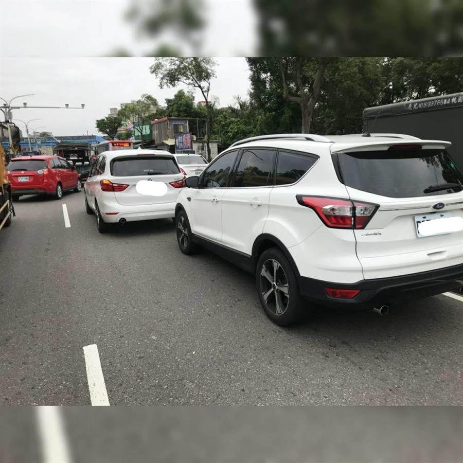 实习女警英文溜 助观光客顺利解决车祸