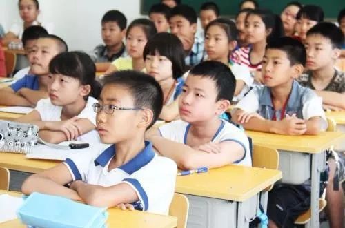 商丘这个小学一个班有90多名学生？市教育体育局回应了...
                
                 