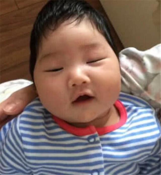                     妈妈晒出女儿的出生照和五岁照片，网友无法淡定：是一个娃么？