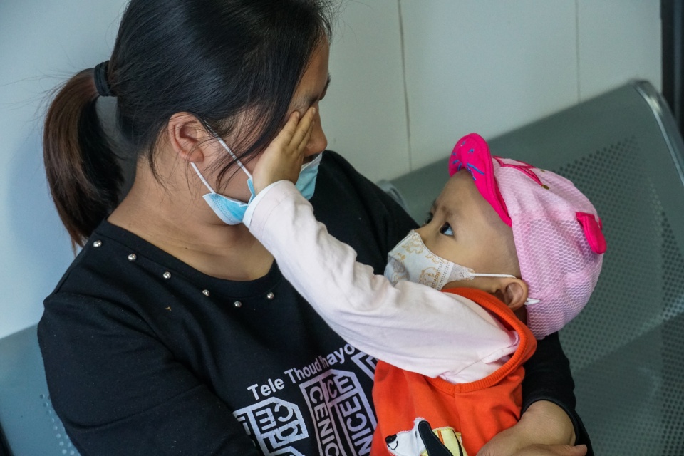                     重症爷爷为救孙女留遗书悬梁自尽：我不治了，救孩子吧
