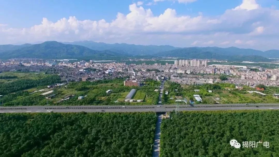牌边村属揭东区中心片区 位于广东省揭东区西北部 地处埔田镇中心