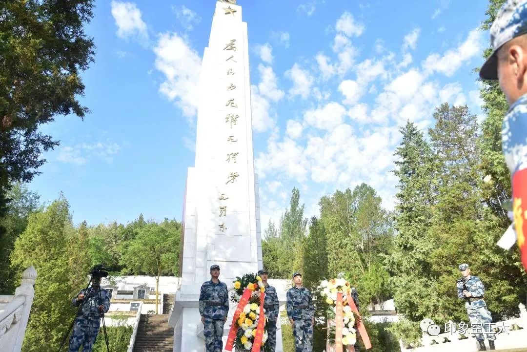 陵园,沉睡着1946年从重庆谈判归来,不幸因飞机失事而埋骨青山的王若飞