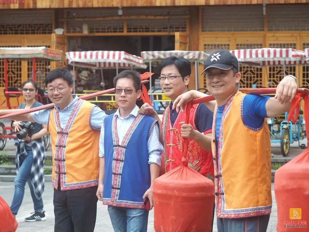 畲族姑娘为来大均乡的嘉宾表演畲族舞蹈海外华文媒体选拔4位帅哥出演