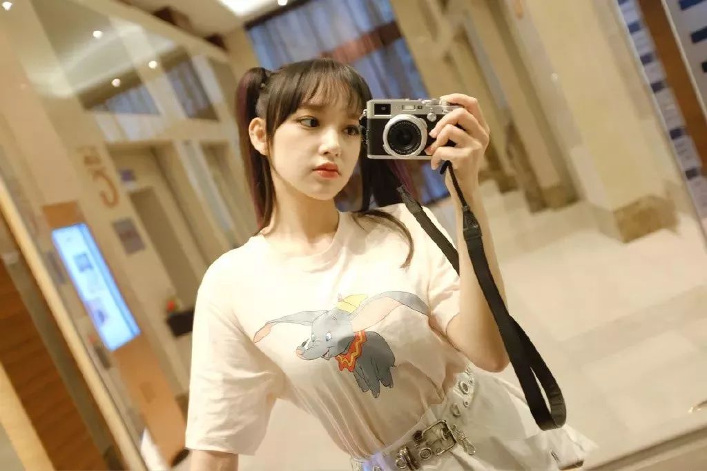 很是清纯可爱 毕竟自带少女气质 当然和萝莉双马尾更配咯 也经常以双